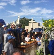 Corpo do ator Caio Junqueira é enterrado no Cemitério São João Batista, Rio