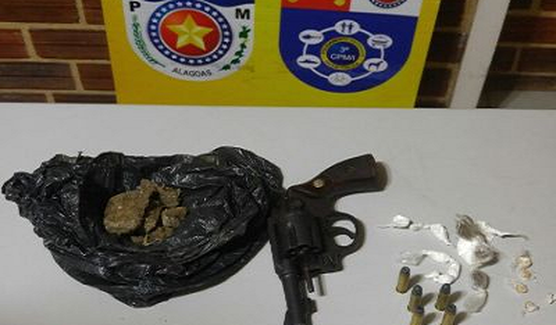 Polícia prende dupla com arma de fogo, maconha e seis pedras de crack no Litoral