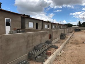 Estado assina segundo repasse de empenho para construção de casas populares no município de Carneiros