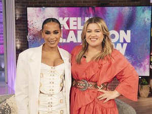 Anitta faz Kelly Clarkson gargalhar em entrevista: “eu adorei ela”