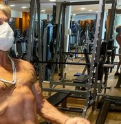 Fabio Assunção exibe músculos em treino com personal: 'Seguimos na luta'