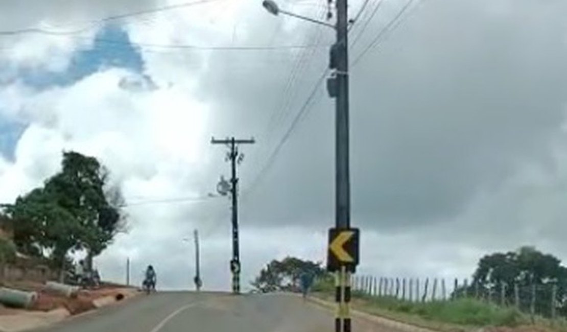[Vídeo] Poste no meio de rodovia recém-inaugurada coloca condutores em risco entre Taquarana e Belém