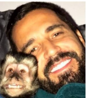 [Vídeo] Aos prantos, Latino pede ajuda para encontrar macaco desaparecido 