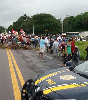 Trabalhadores rurais bloqueiam BR-104 e cobram entrega de terras da Usina Laginha