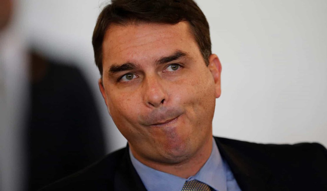 Assessores de Flávio Bolsonaro citados em 'rachadinha' na Alerj continuam com cargos