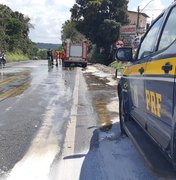 Carreta derrama carga e causa lentidão na BR-101, em São Miguel dos Campos