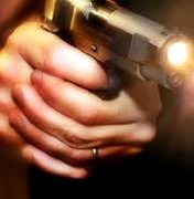 Grávida usa fuzil para matar bandido e salva filha e marido