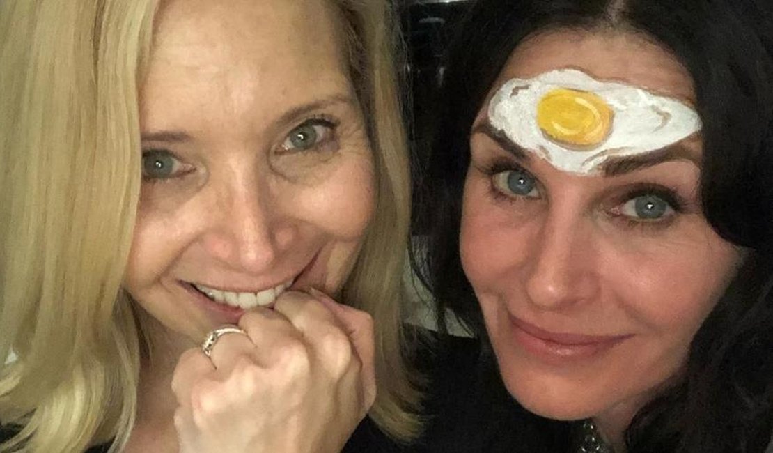 Reunião de 'Friends': Lisa Kudrow posta foto com Courteney Cox, e web pira