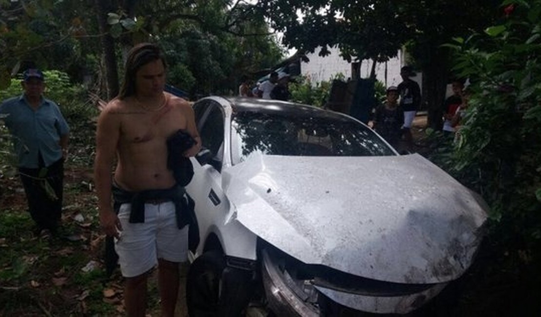Ex-vocalista da banda Calcinha Preta sofre acidente de carro