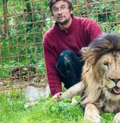 Homem morre ao ser atacado por leão que criava no quintal de casa