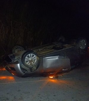 Condutor perde controle de automóvel e capota na rodovia AL 105