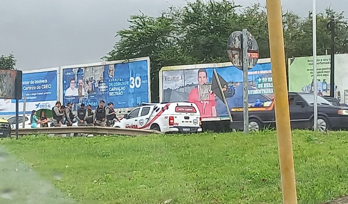 Colisão envolvendo uma viatura da PM e dois veículos é registrada em Arapiraca