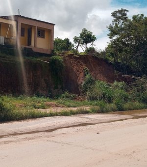 [Vídeo] Moradores de encosta temem deslizamento de barreira no bairro Ouro Preto