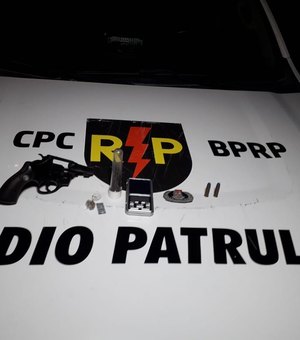 Denúncia leva apreensão de arma e drogas no bairro Petrópolis
