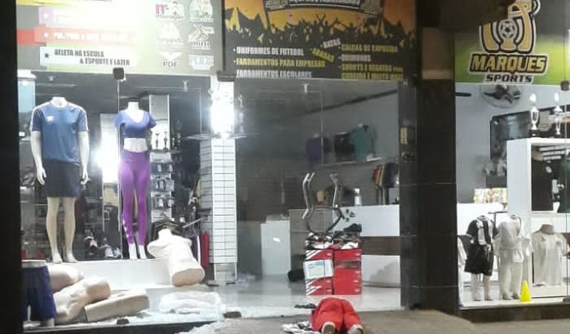 Homens quebram vitrine e furtam camisas de times de futebol, celular e dinheiro de loja no Centro de Arapiraca
