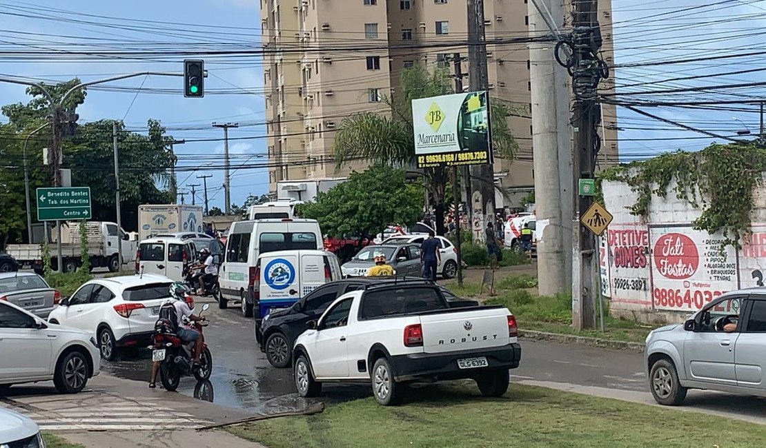 Protesto deixa trânsito parado na Av. Menino Marcelo, em Maceió