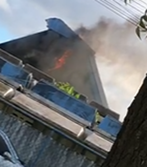 Bombeiros são acionados para incêndio em escola no Benedito Bentes