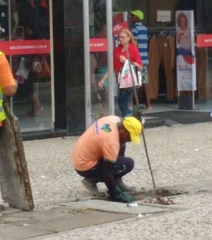 Após denúncias, secretaria conserta buracos em calçadão do centro comercial