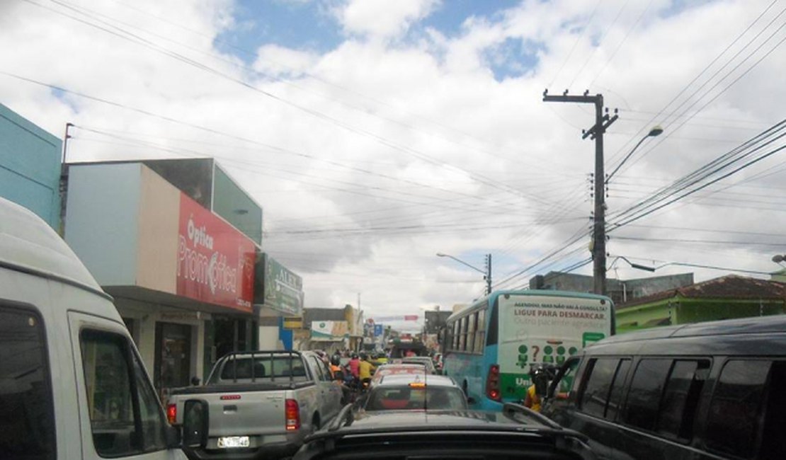 Dificuldade para estacionar carros e motos no Centro de Arapiraca é alvo de reclamações de empresários