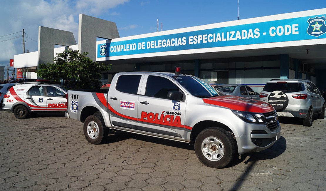 Com mandado em aberto, taxista é preso e passageiro encontrado com drogas