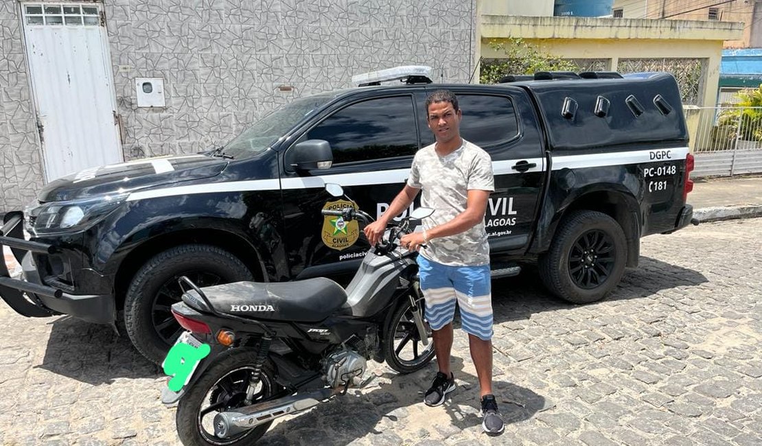 Delegacia de Santana do Ipanema recupera e devolve moto furtada