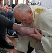 Papa lava os pés de 12 presidiários, um deles brasileiro