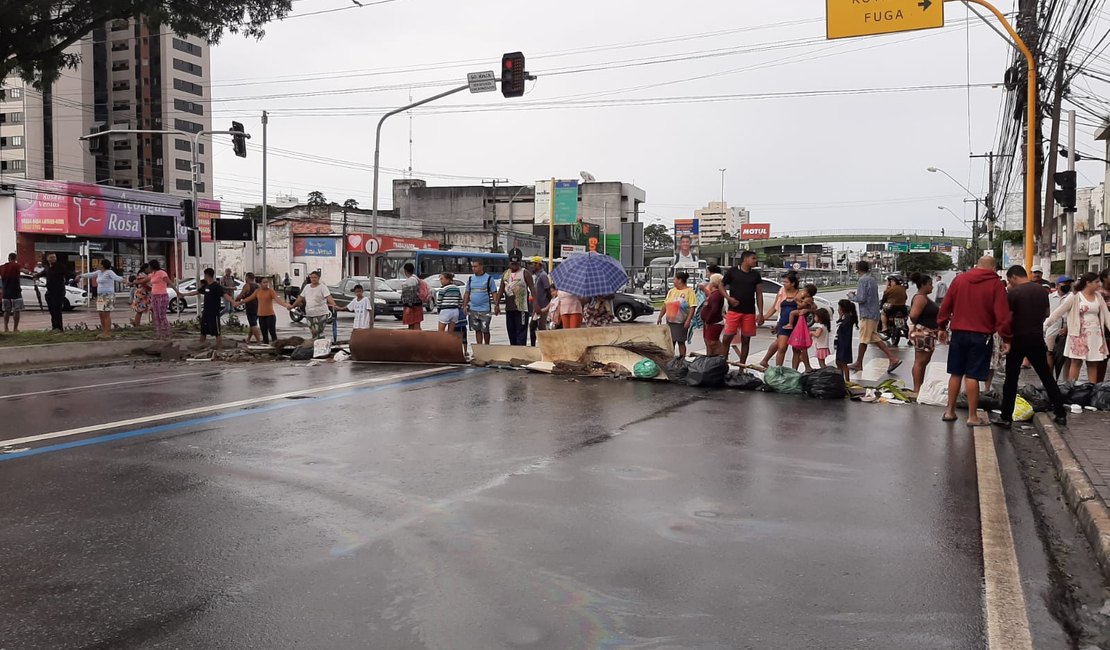 Moradores do Bom Parto fecham trecho da Avenida Fernandes Lima