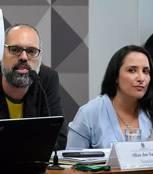 Em CPI das Fake News, blogueiro bolsonarista exibe notícia falsa