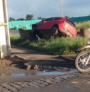 Buraco provoca acidente de trânsito em Arapiraca