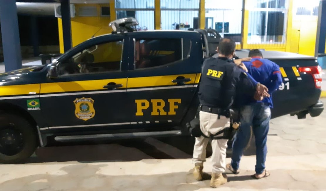 PRF prende homem com mandado de prisão por homicídio em São Sebastião