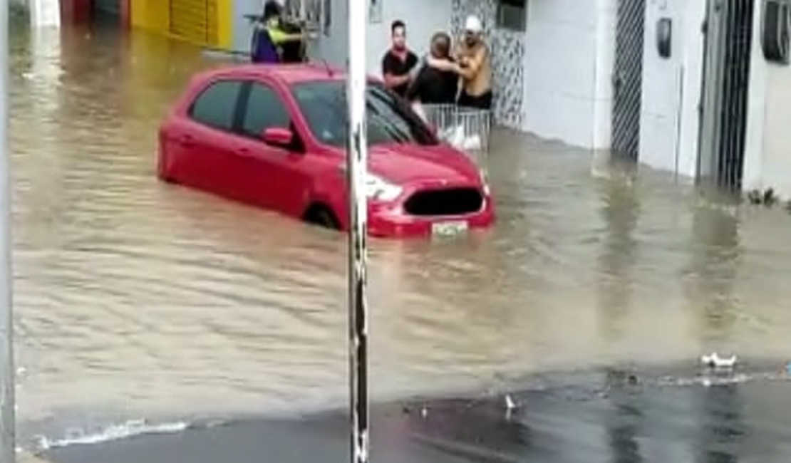  [Vídeo] Chuvas: mulher fica ilhada e águas invadem casas no Centro de Arapiraca