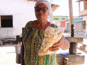 Dona Carmelita faz delicioso bolinho de goma há 30 anos em Maragogi