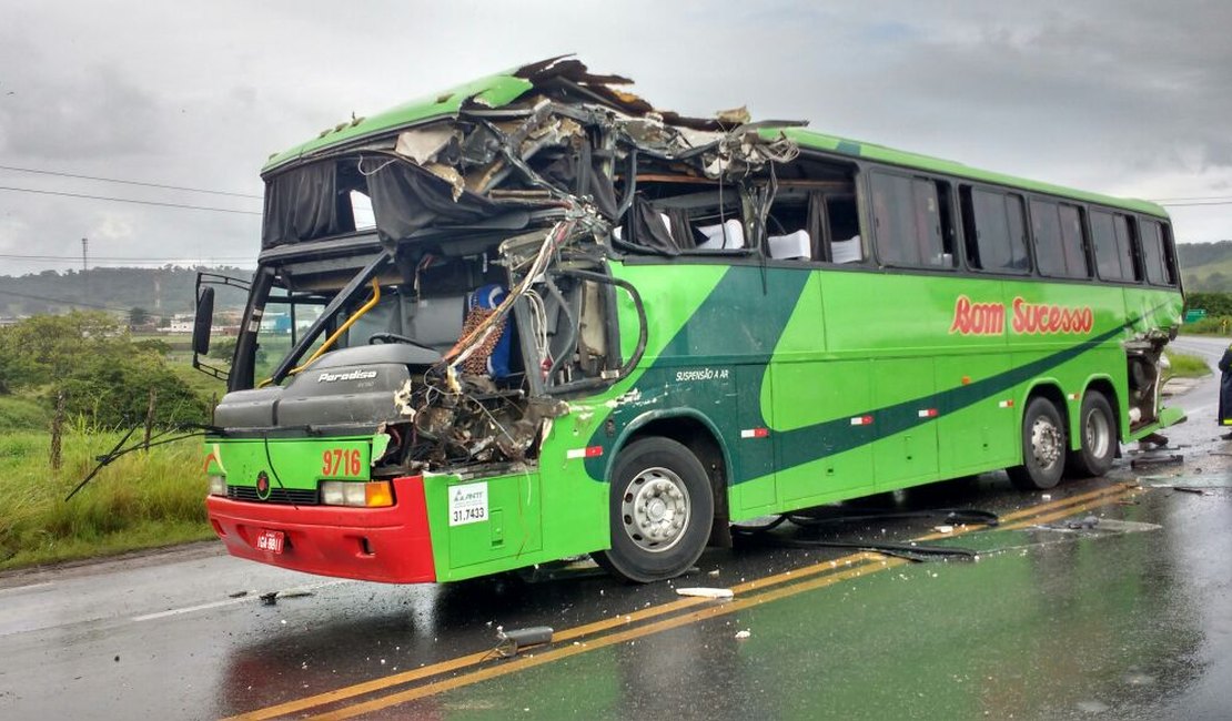 [Vídeo] Carreta e ônibus colidem em São Miguel dos Campos