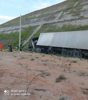 Motorista morre após passar mal e tombar caminhão em Jequiá da Praia