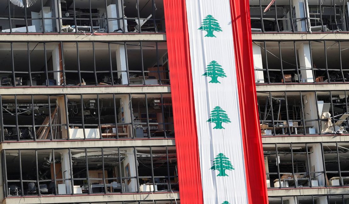 Socorristas vasculham destroços em Beirute após sinais de vida