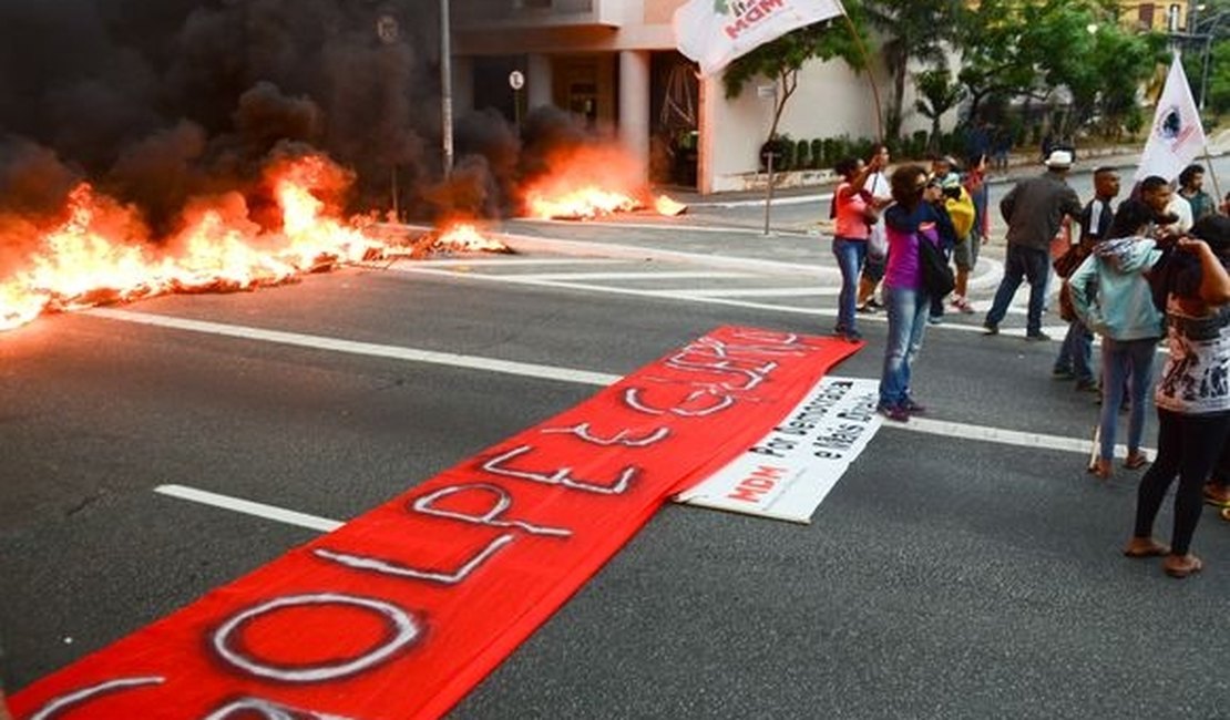 Protestos contra impeachment fecham rodovias em 5 estados e em Brasília