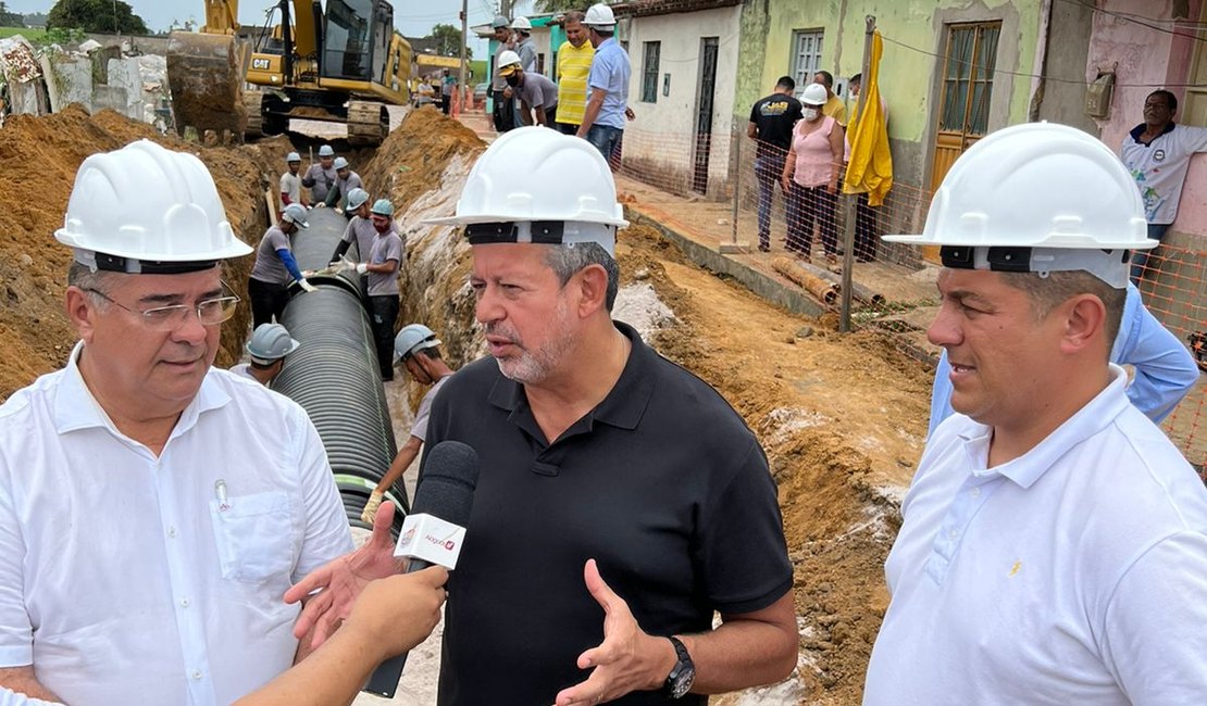 Arthur Lira vistoria obras de saneamento e drenagem em São Miguel dos Campos