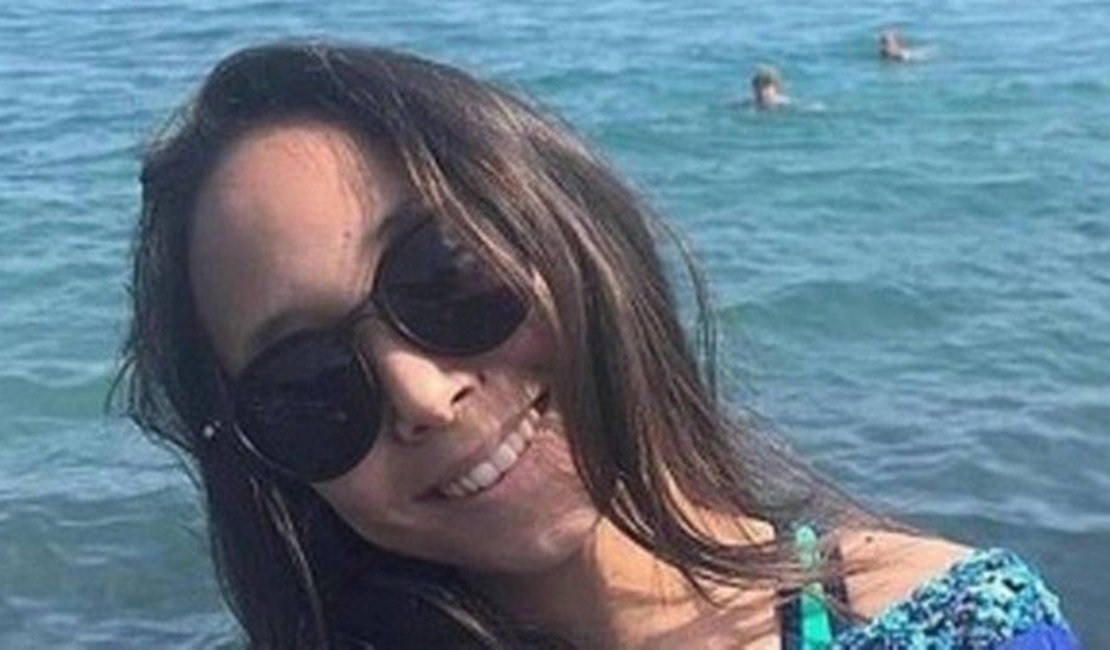 Garota de 14 anos morre após celular explodir no travesseiro enquanto ela dormia