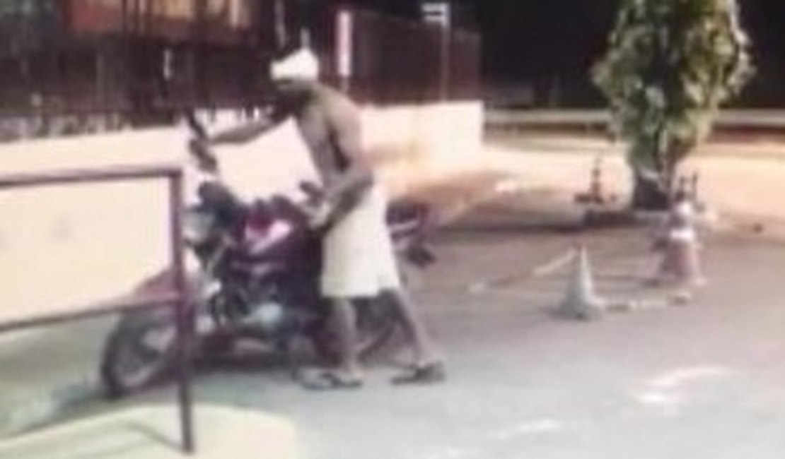 [Vídeo] Moto de funcionário do Chama é furtada em frente à guarita do Hospital