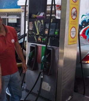 Com petróleo e sem sabão, Venezuela tem gasolina quase gratuita