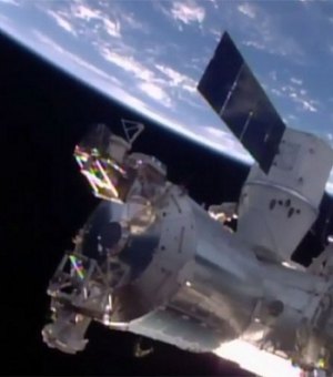Cápsula Dragon, enviada por foguete da SpaceX, foi atracada à Estação Espacial Internacional