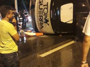 Ônibus do cantor Tony Guerra tomba na BR-116 e deixa feridos 