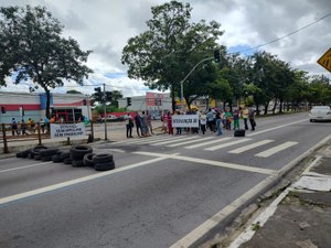 Trabalhadores do Hospital Veredas voltam a protestar por conta de salários atrasados