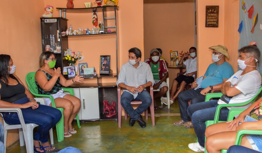 Líderes do bairro Mutirão mostram a Sebastião de Jesus situação de abandono na comunidade