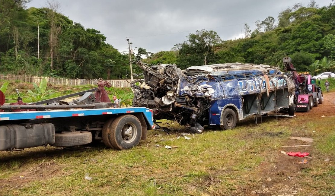 Ônibus que caiu de viaduto é retirado de linha férrea 24 horas após acidente