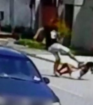 Homem espanca companheira na frente do filho até ela desmaiar
