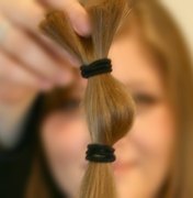 Instituições apostam na troca de cabelos por perucas para ajudar jovens com câncer