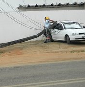 Caminhão arrasta fios e derruba poste no bairro Boa Vista