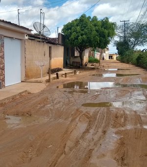 [Vídeo] Sem ruas pavimentadas, moradores do bairro Bom Sucesso sofrem com falta de estrutura
