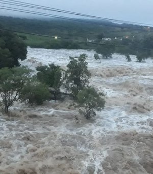 [Vídeo] Nível do rio sobe e famílias são resgatadas em Santana do Ipanema  